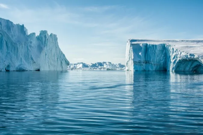 A photo of some icerbergs.